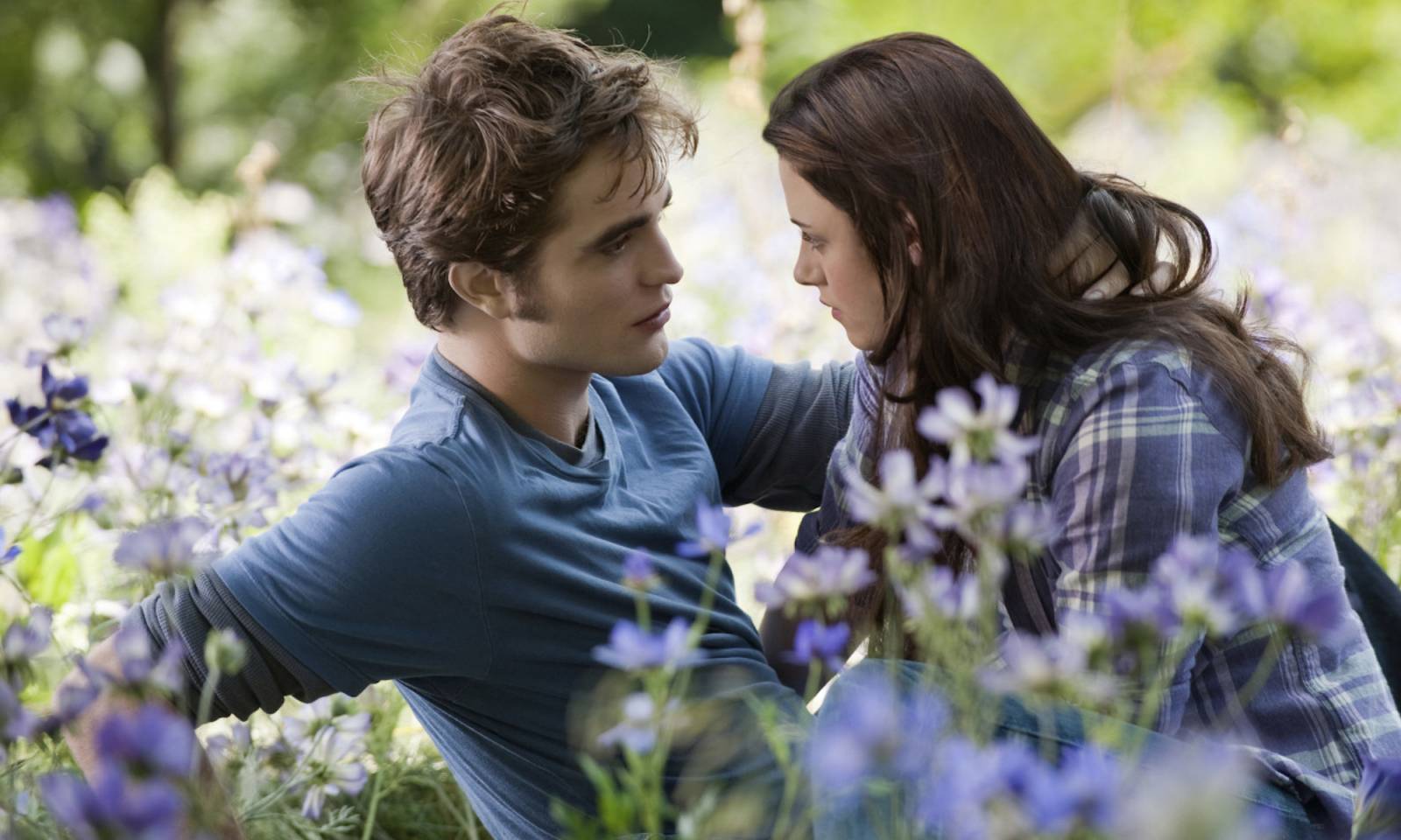 „Zaćmienie” przybliża widzom historie rodziny Edwarda. Należą do niej przyszywany ojciec Carlisle Cullen, matka Esme Cullen, siostry Alice Cullen i Rosalie Hale oraz bracia – Jasper Cullen i Emmett Cullen. (Fot. materiały prasowe)