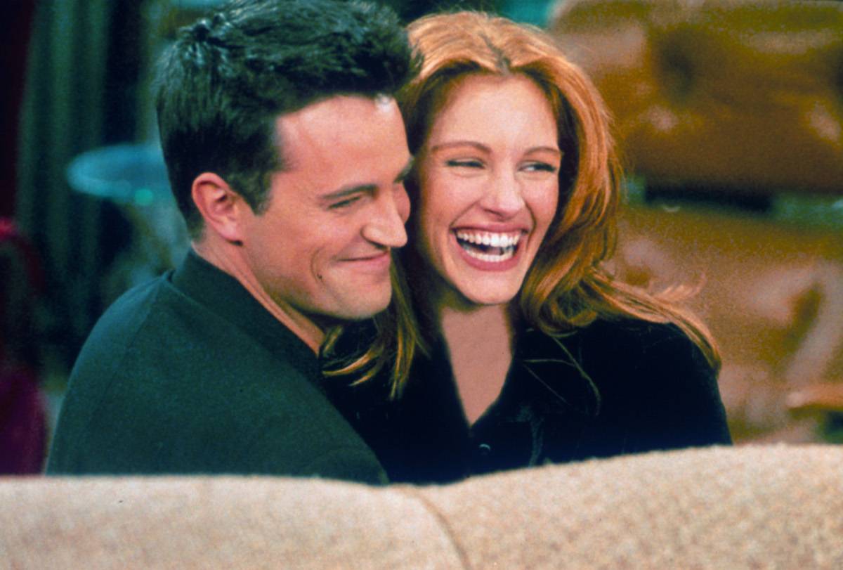 Matthew Perry i Julia Roberts na planie Przyjaciół (Fot. Getty Images)