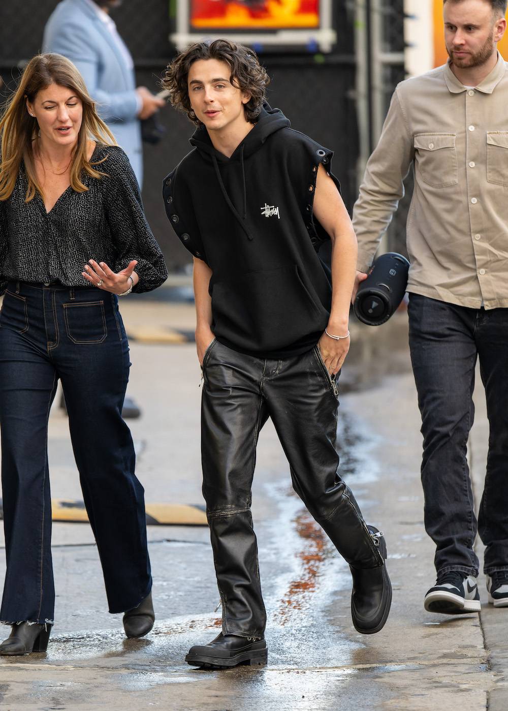 Timothée Chalamet dopasował stylizację do garderoby Zendayi. Filmowy Paul Atryda postawił na skórzane spodnie i ciężkie botki pod kolor. (Fot. Getty Images)