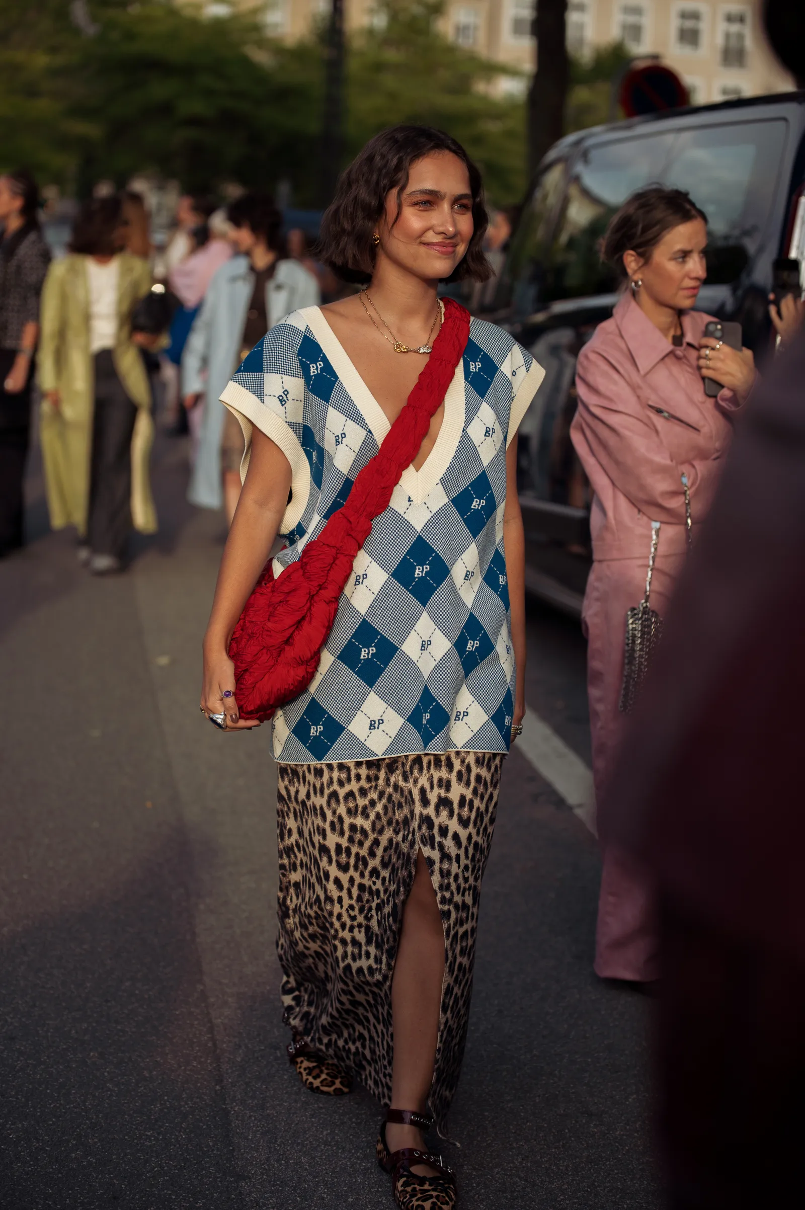 Street style: niebiesko-biała wzorzysta kamizelka damska z dzianiny i spódnica w panterkę. (Fot. Raimonda Kulikauskiene/Getty Images)