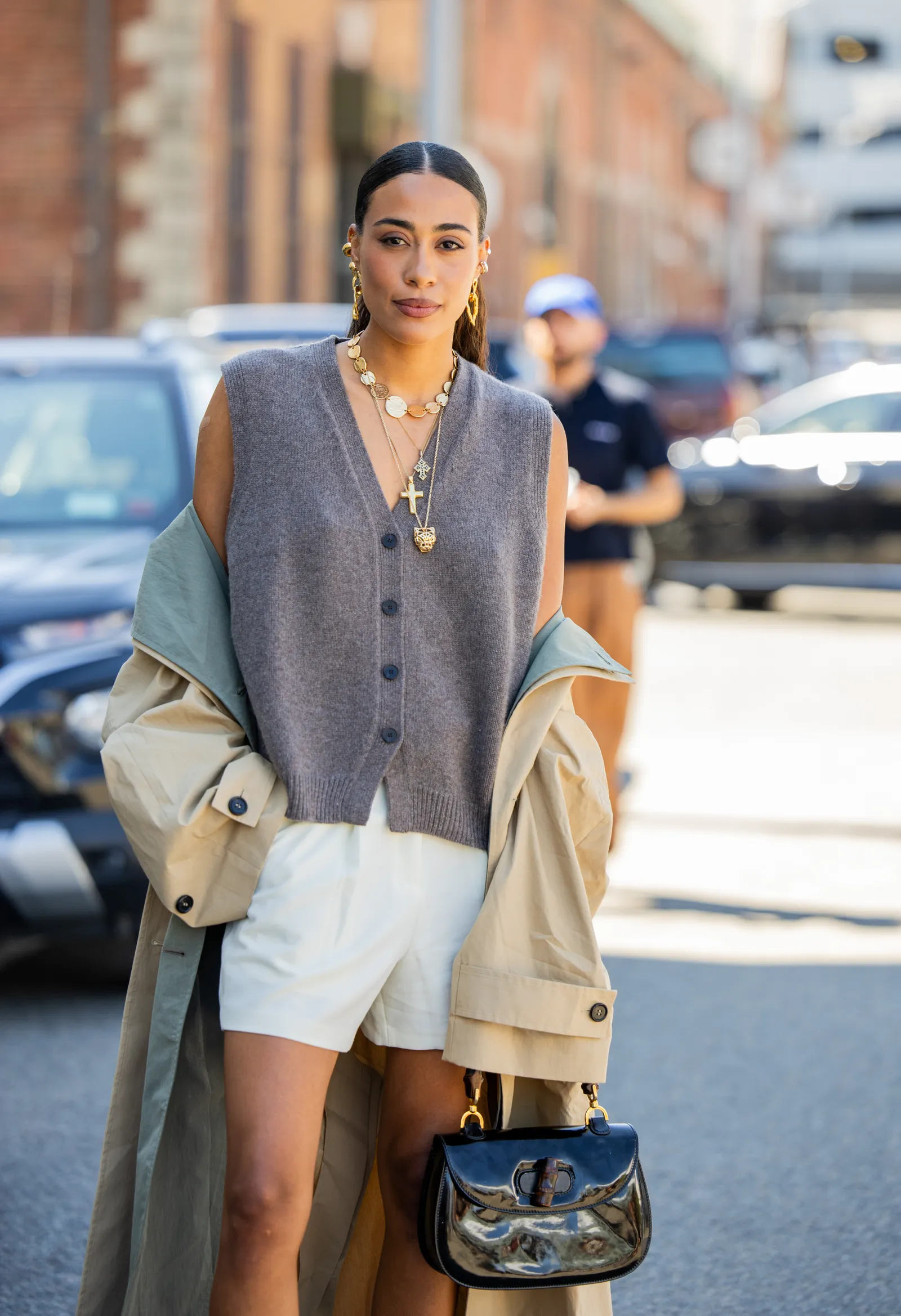 Street style: szarobrązowy bezrękawnik z guzikami połączony z szortami i trenczem. (Fot. Christian Vierig/Getty Images)