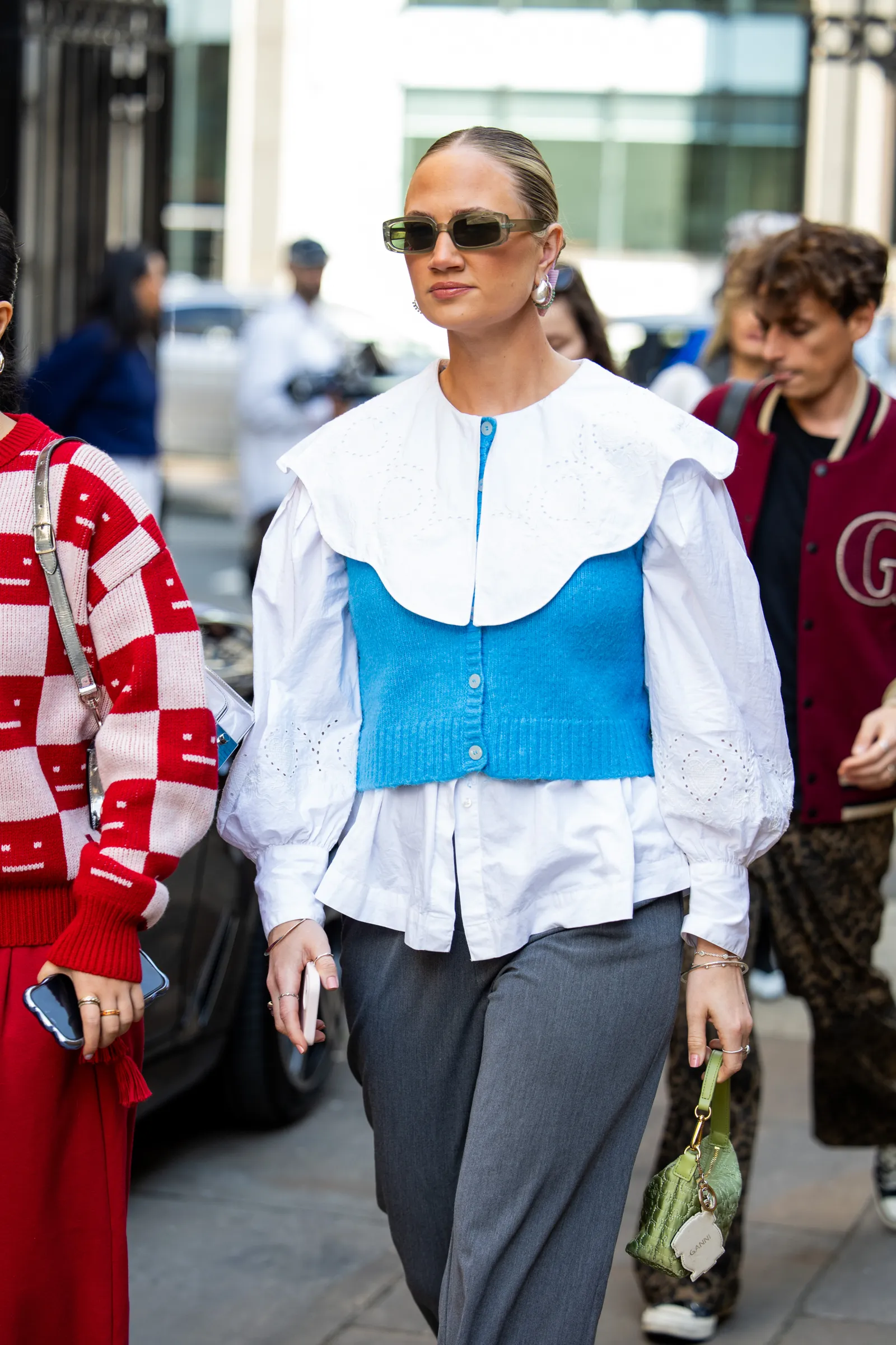 Street style: niebieski bezrękawnik z guzikami i biała bluzka. (Fot. Christian Vierig/Getty Images)