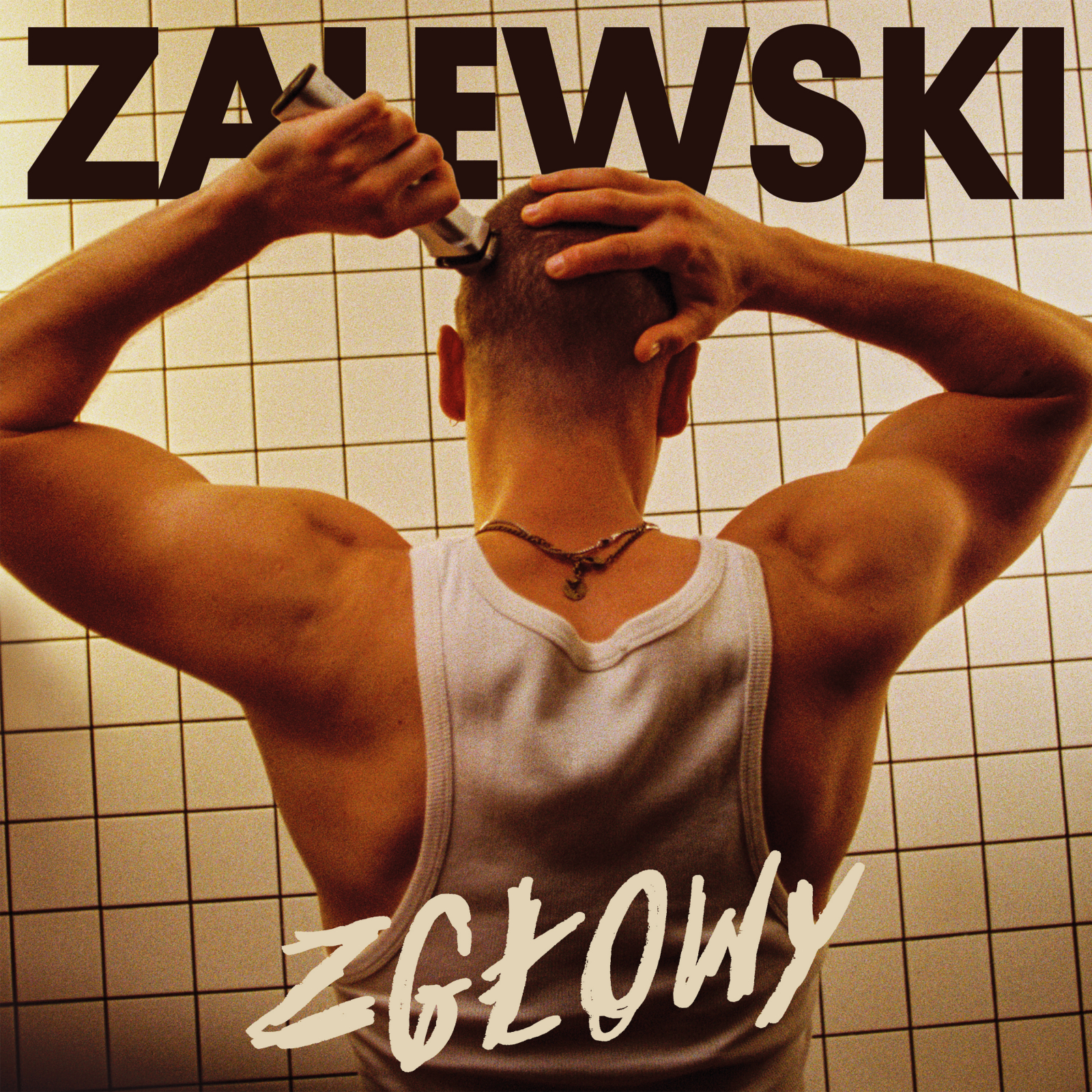 Okładka płyty &quot;Zgłowy&quot; Krzysztofa Zalewskiego przedstawia muzyka golącego głowę w białej koszulce.