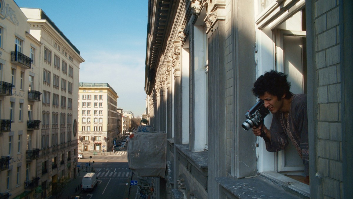 Reżyser Arjun Talwar kręci sceny do polskiego filmu dokumentalnego „Listy z Wilczej”, który znalazł się w programie Berlinale 2025.
