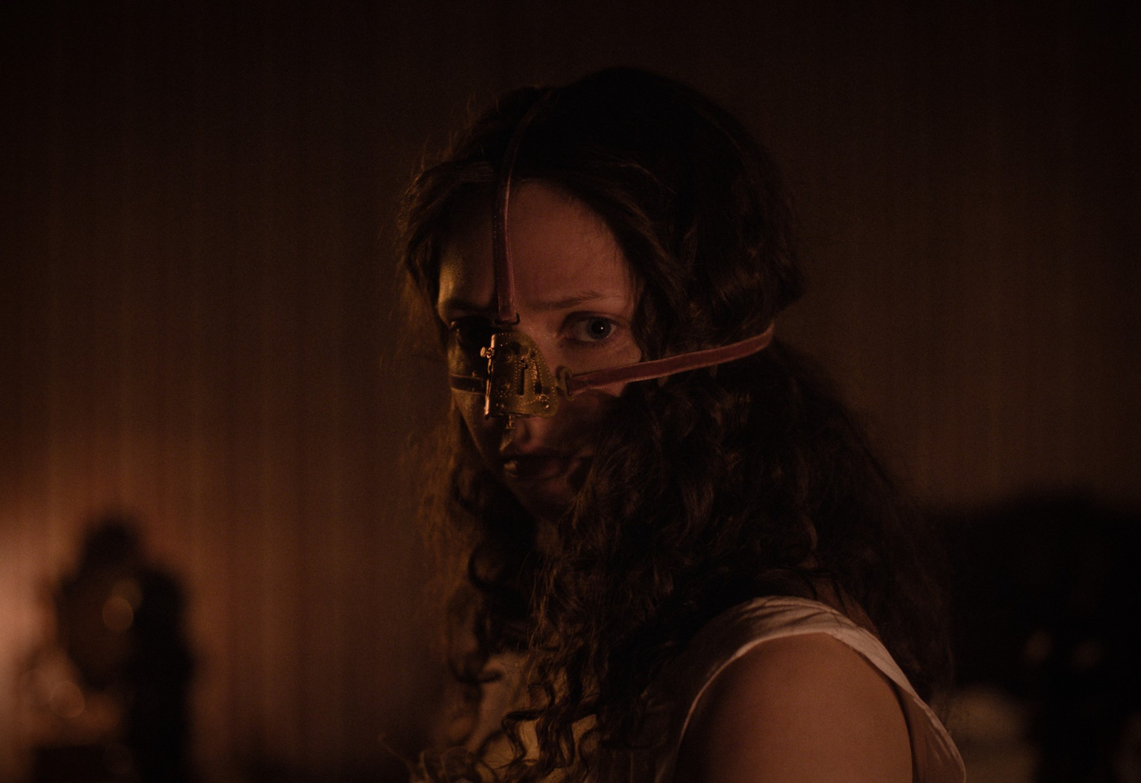 Kobieta z kręconymi włosami w nietypowym maskującym narzędziu; polska koprodukcja „The Ugly Stepsister” w programie Berlinale 2025.