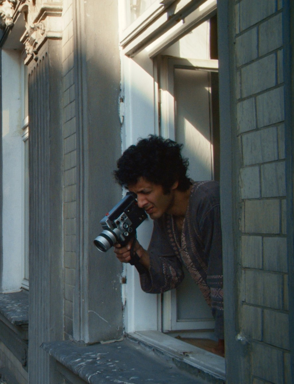 Reżyser Arjun Talwar kręci sceny do polskiego filmu dokumentalnego „Listy z Wilczej”, który znalazł się w programie Berlinale 2025.