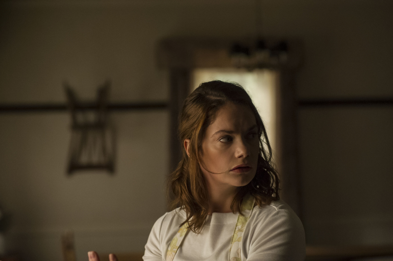 Ruth Wilson w filmie Netflix „I Am the Pretty Thing That Lives in the House”, w klimatycznej scenerii.