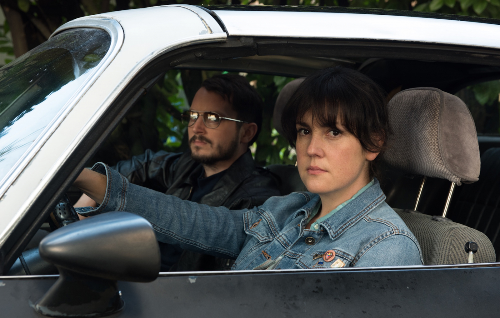 Melanie Lynskey i Elijah Wood w filmie Netflix „I Don’t Feel at Home in This World Anymore”, siedzą w samochodzie.