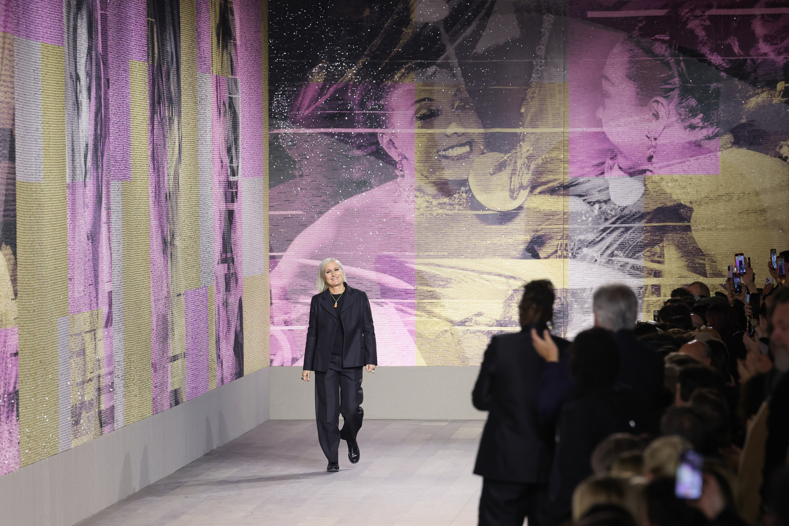 Projektantka Maria Grazia Chiuri na pokazie francuskiego domu mody Christian Dior, na tle artystycznej scenografii.
