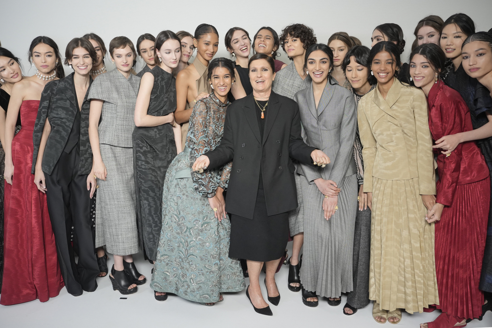 Projektantka Maria Grazia Chiuri otoczona modelkami prezentującymi kolekcję Dior.