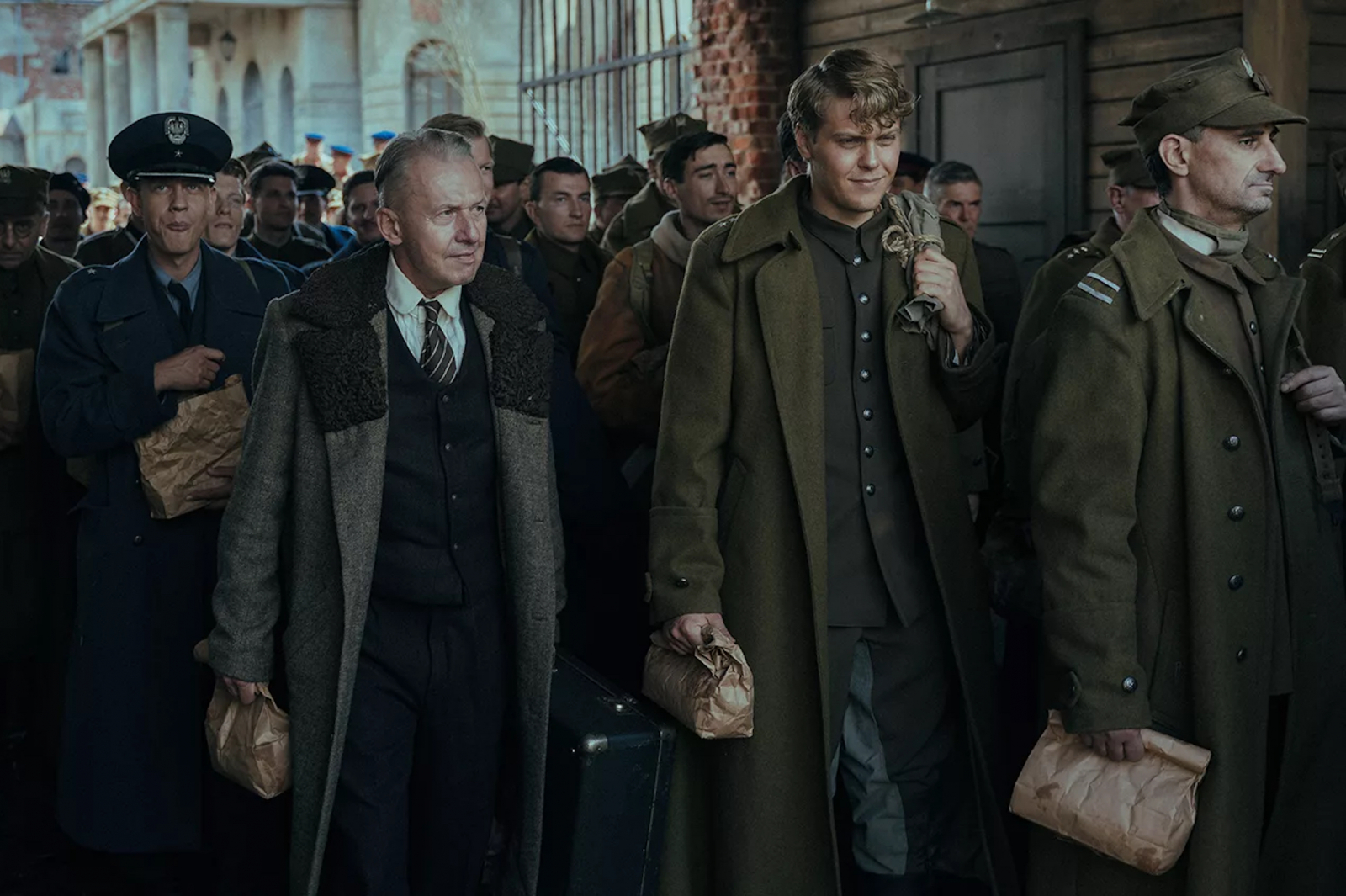 Scena z polskiego filmu „Pojedynek”, z Bogusławem Lindą i Jakubem Gierszałem wśród postaci w mundurach.