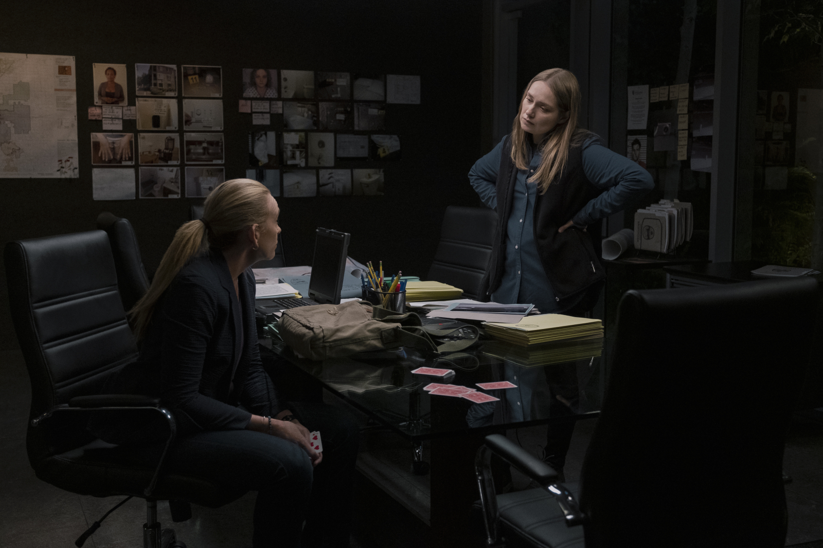 Toni Collette i Merritt Wever w scenie z serialu Netflix „Reniferek”, rozmawiają przy biurku.