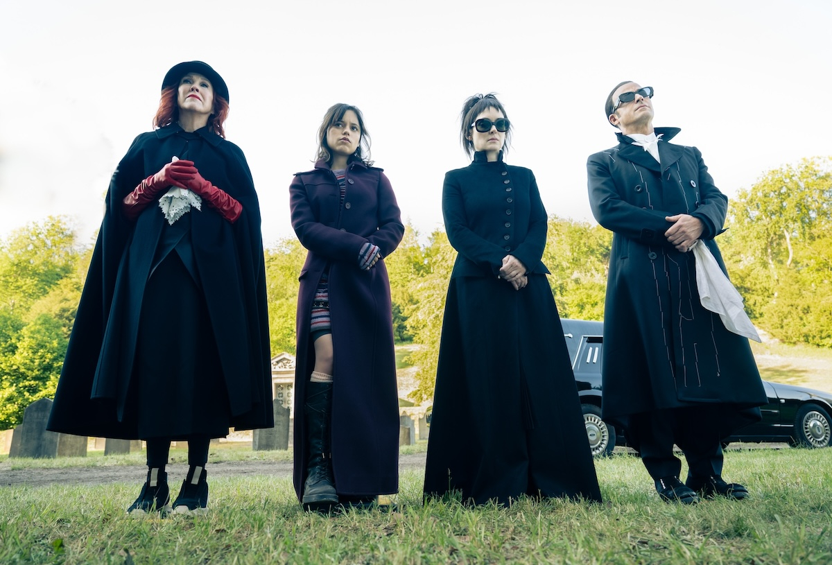 Catherine O'Hara, Jenna Ortega, Winona Ryder i Justin Theroux w eleganckich strojach w filmie "Beetlejuice 2".