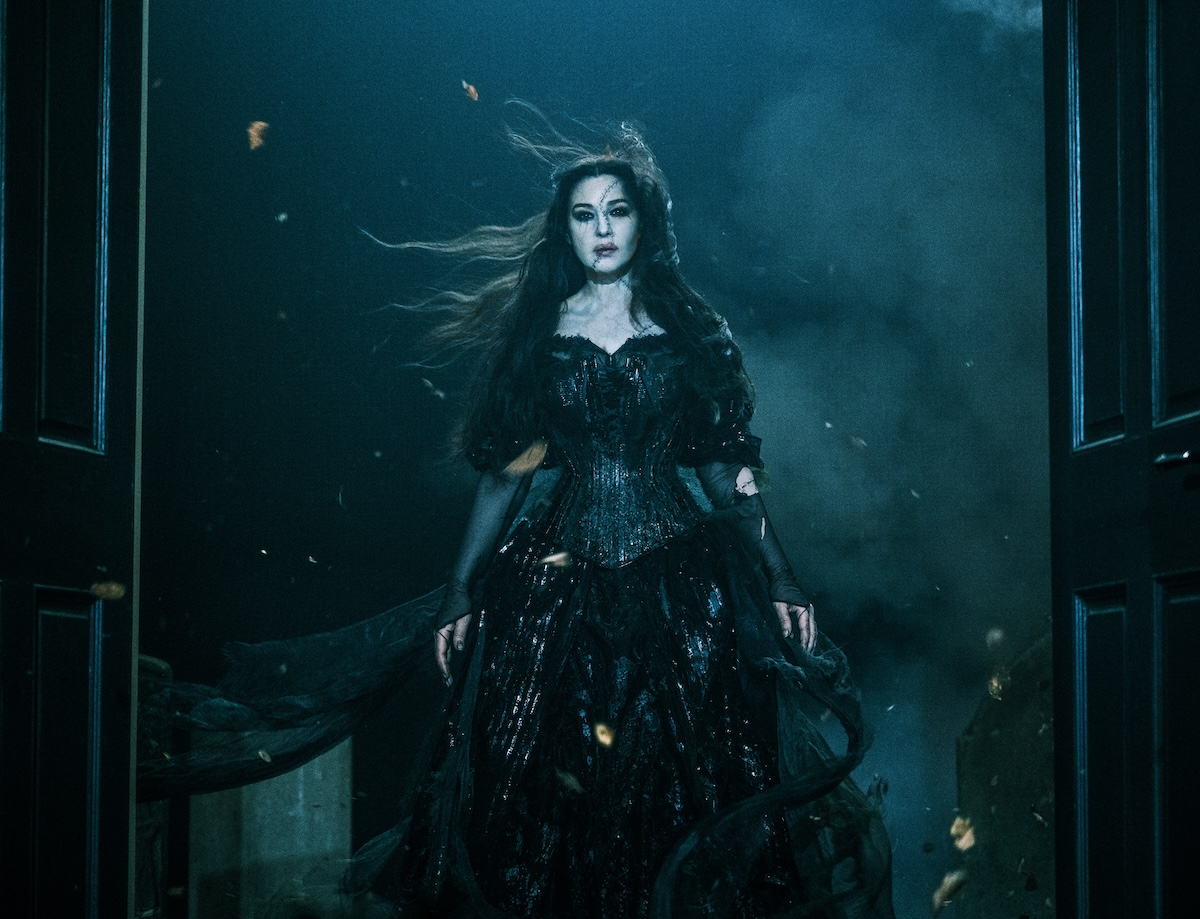 Monica Bellucci w filmie "Beetlejuice Beetlejuice" w reżyserii Tima Burtona, ubrana w czarną, elegancką suknię.