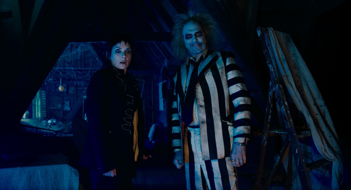 Winona Ryder i Michael Keaton w filmie "Beetlejuice Beetlejuice" w tajemniczej, ciemnej scenerii.