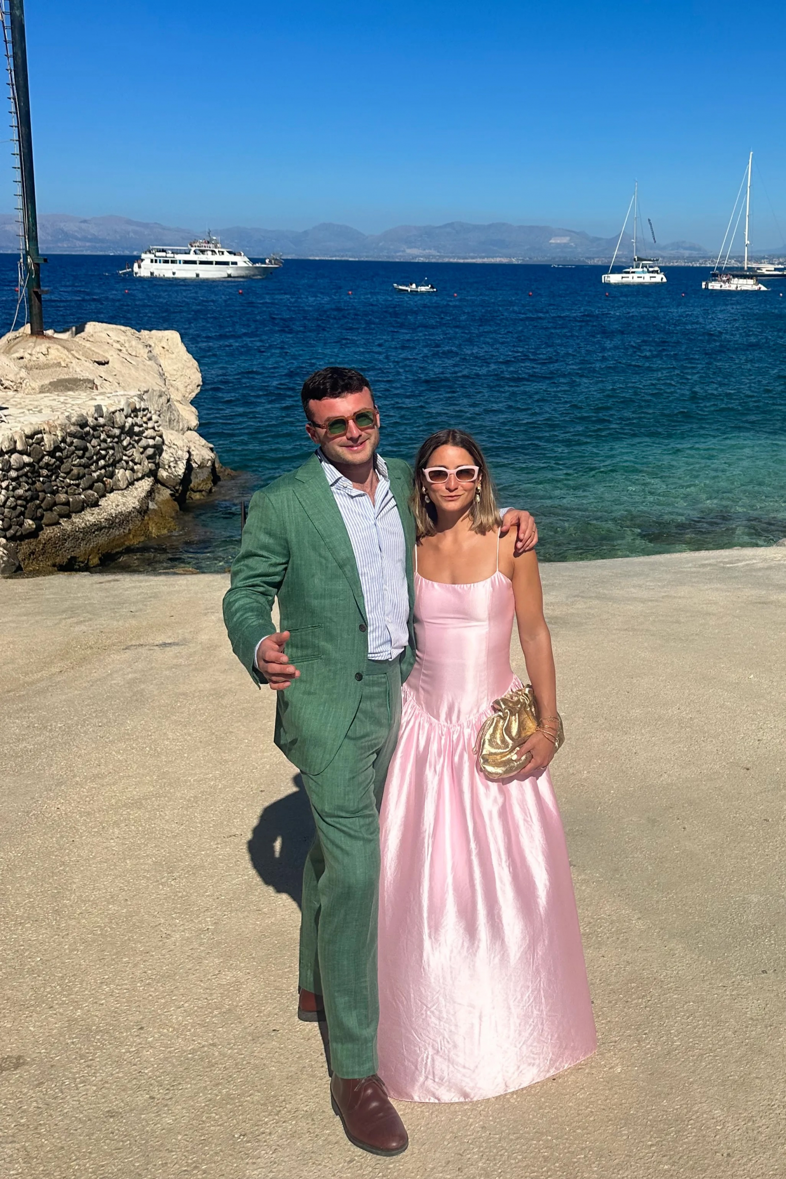 Gemma Sort Chilvers, na zdjęciu z mężem Jakiem, ubrana w suknię The Own Studio w dniu swojego ślubu. Fot. Elisabeth Mateu (Fot. Archiwum własne Gemma Sort Chilvers)