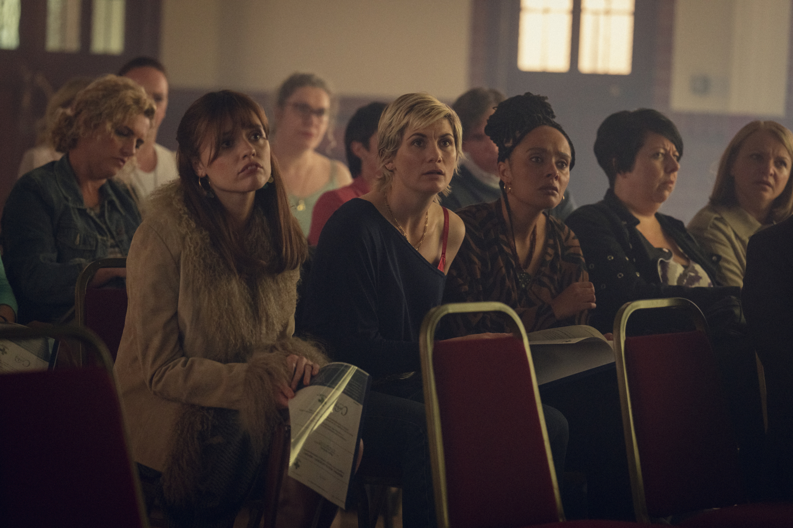 Aimee Lou Woods, Jodie Whittaker i Karla Crome w emocjonalnej scenie z serialu Netflix „Toksyczne miasto”.