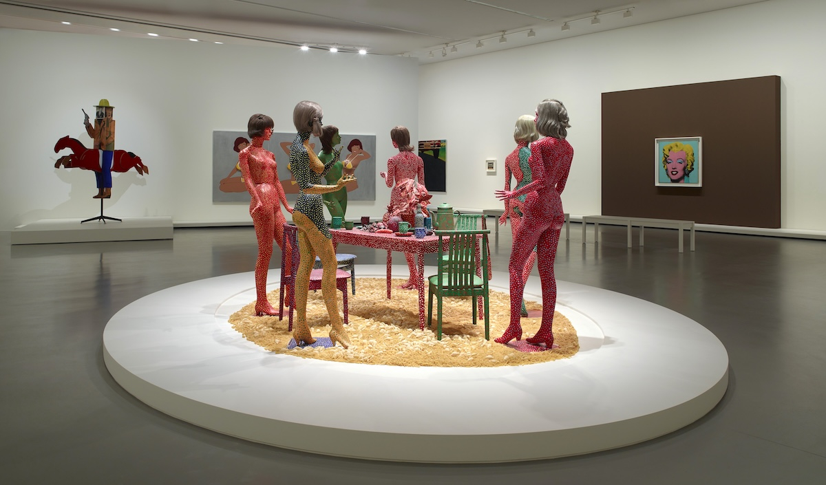 Wystawa „Pop Forever, Tom Wesselmann &…” w Fondation Louis Vuitton, 2024, prezentuje modele w kolorowych kostiumach przy stole.