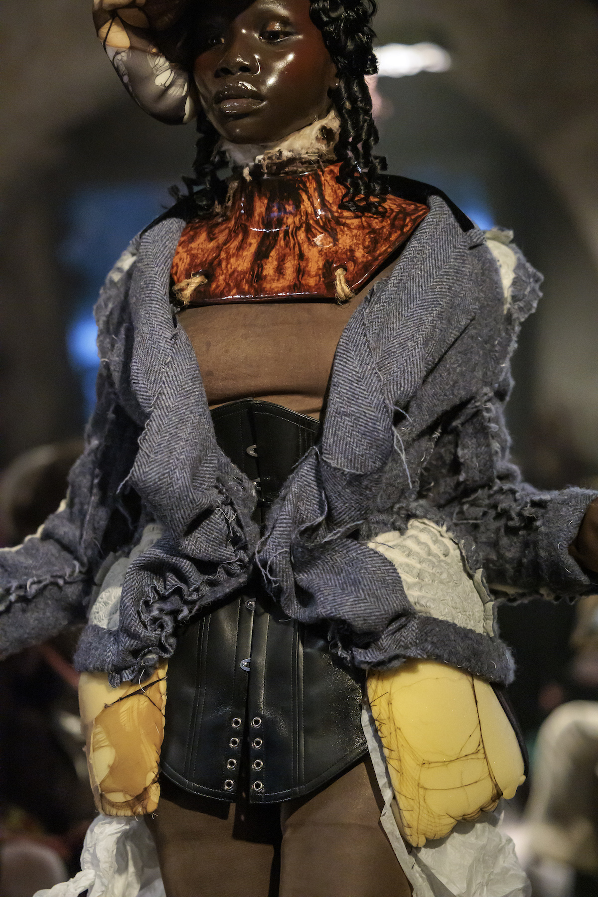 Pokaz kolekcji Maison Margiela Artisanal 2024 (Dzięki uprzejmości Maison Margiela)