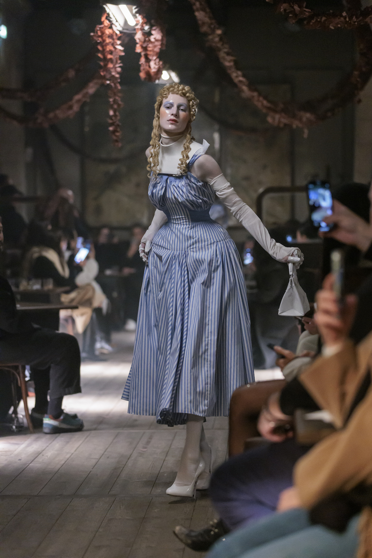 Pokaz kolekcji Maison Margiela Artisanal 2024 (Dzięki uprzejmości Maison Margiela)