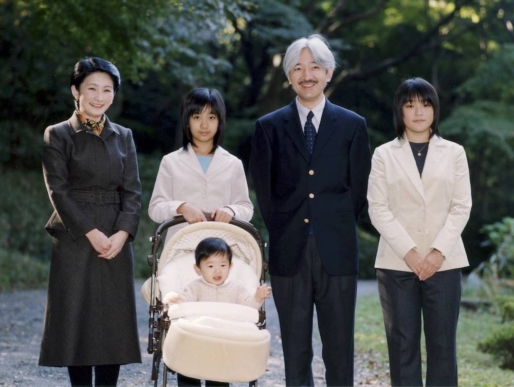 W 2007 roku. Od prawej: księżniczka Mako, książę Akishino, księżniczka Kako, księżniczka Kiko. W wózku - książę Hisahito (Fot. Getty Images)