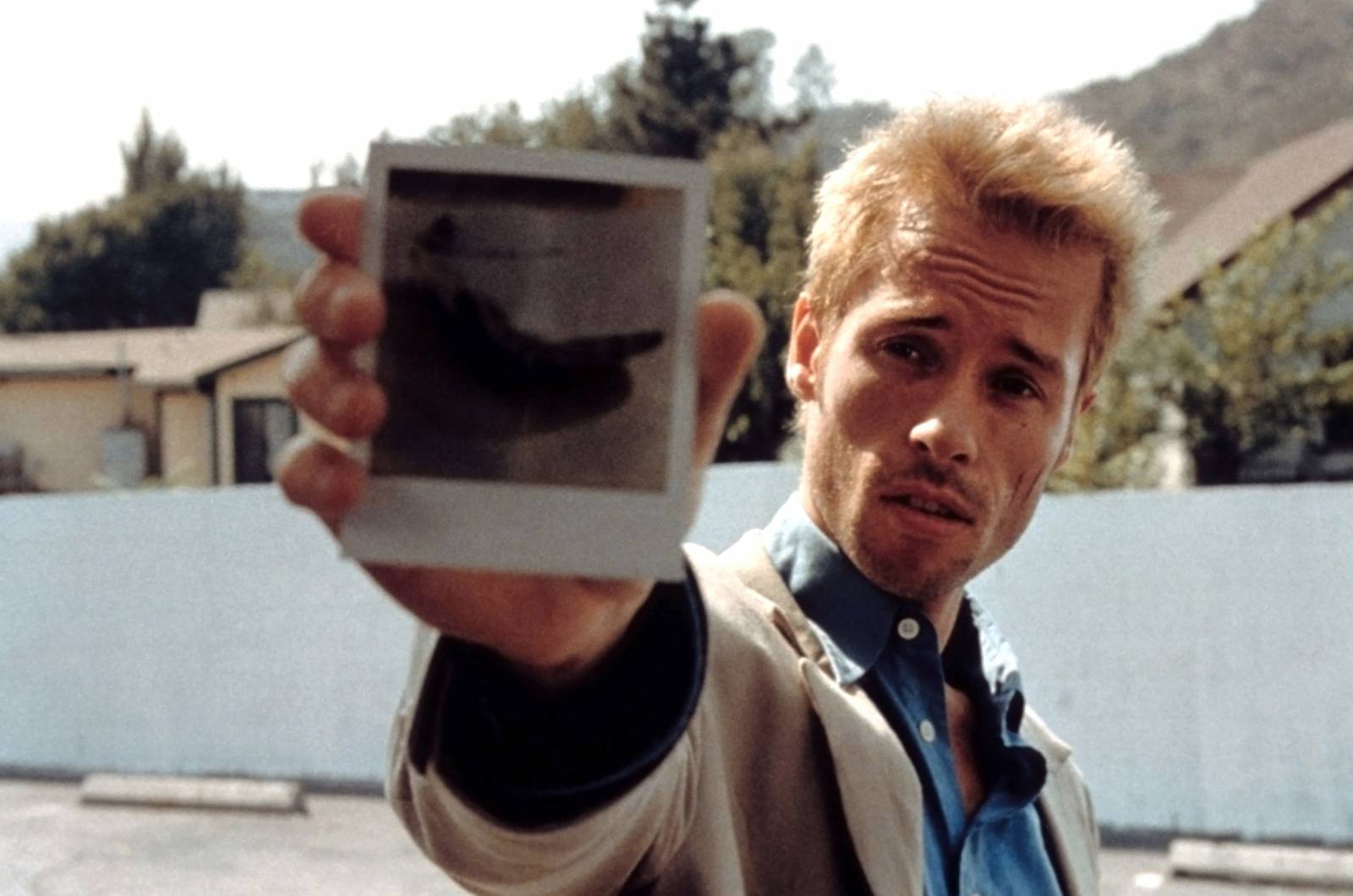 Kadr z filmu „Memento / (Fot. Newmarket Capital Group / Team T/Collection Christophel/East News)