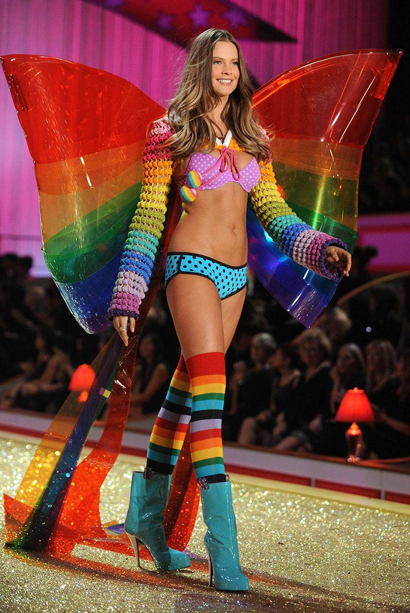 Behati Prinsloo w pokazie Victorias Secret w 2010 roku (Fot. ZAK BRIAN/SIPA/EAST NEWS)