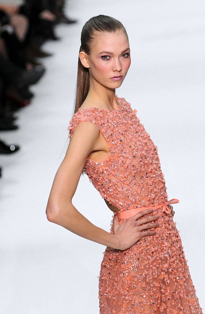 Karlie Kloss w pokazie Elie Saab haute couture wiosna-lato 2012 (Fot. AFP/EAST NEWS)