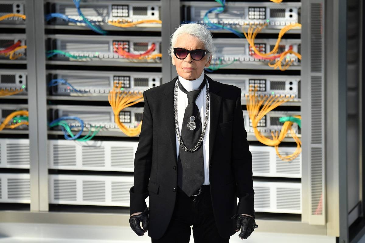 Karl Lagerfeld, na wybiegu pokazu Chanel, październik 2016 ( Pascal Le Segretain/Getty Images)