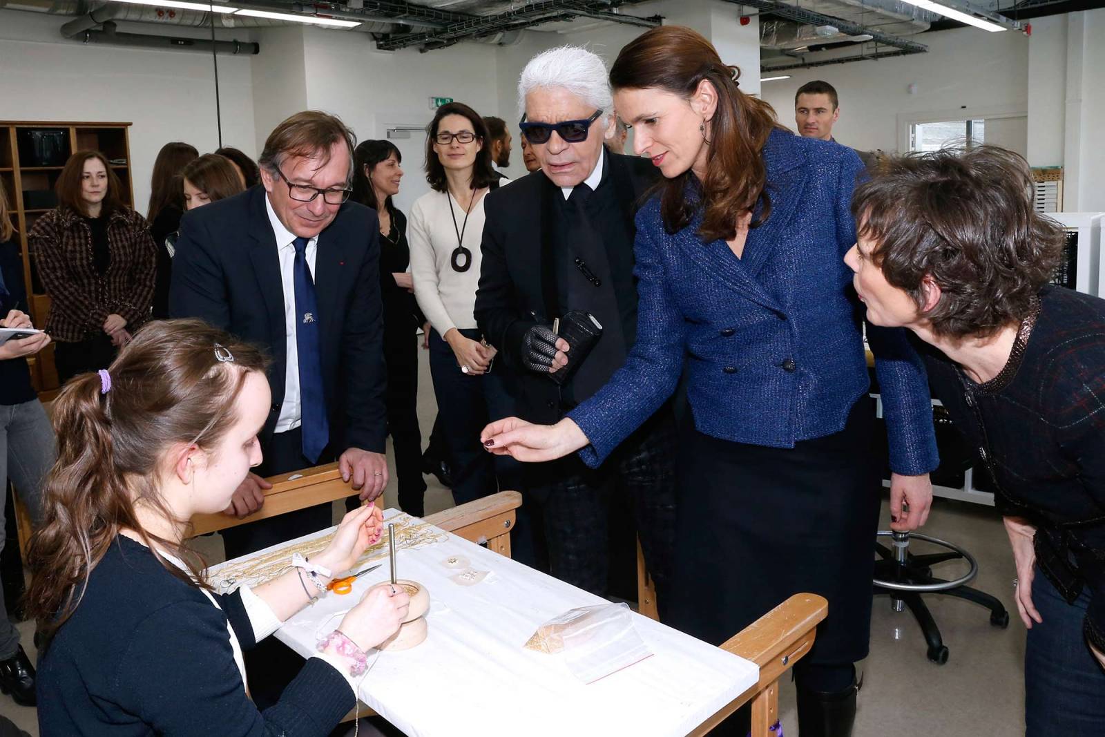 Karl Lagerfeld i Bruno Pavlovsky w pracowni koronczarskiej Lesage (Fot. Bertrand Rindoff Petroff/Getty Images)