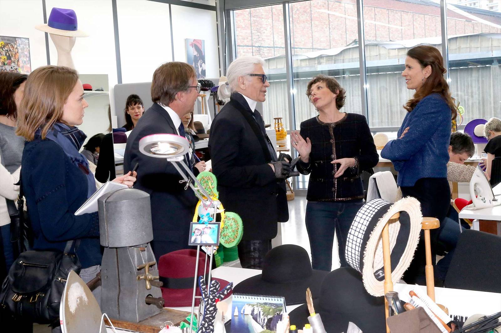 Karl Lagerfeld i Bruno Pavlovsky w manufakturze kapeluszy Maison Michel (Fot. Bertrand Rindoff Petroff/Getty Images)