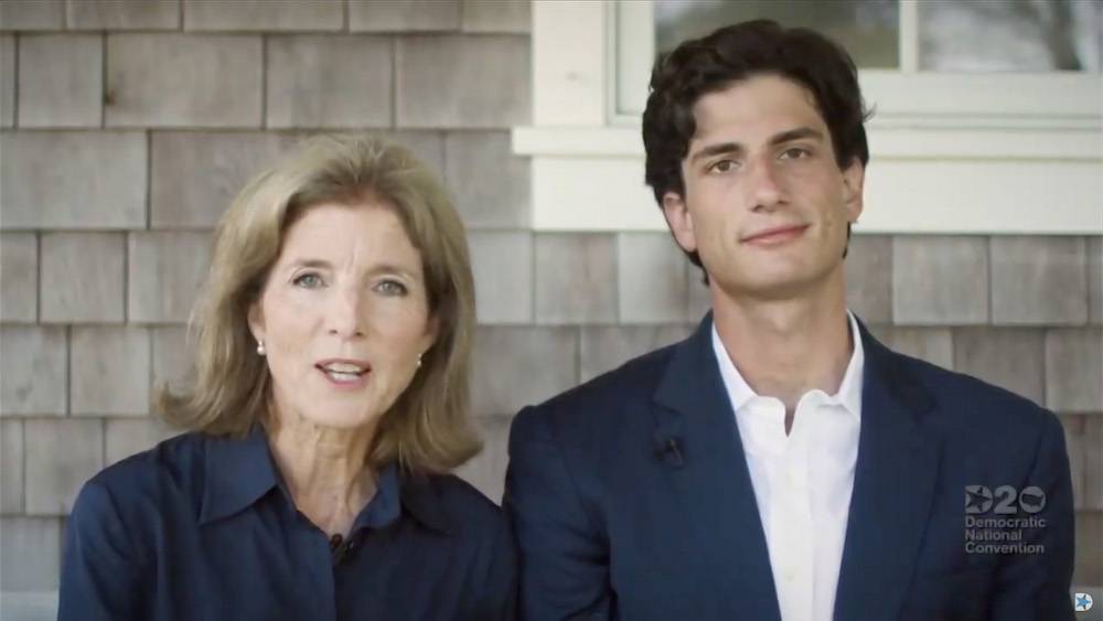 Jack Schlossberg z mamą, Caroline Kennedy (Fot. Getty Images)