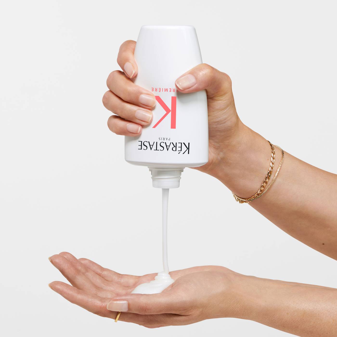 Première Kérastase: Kosmetyki, które chronią włosy przed wapniem. Nowa linia Première marki Kérastase usuwa nagromadzone calcium, odbudowuje wiązania keratynowe i zamyka włókna, przywracając 99% oryginalnej siły włosów.