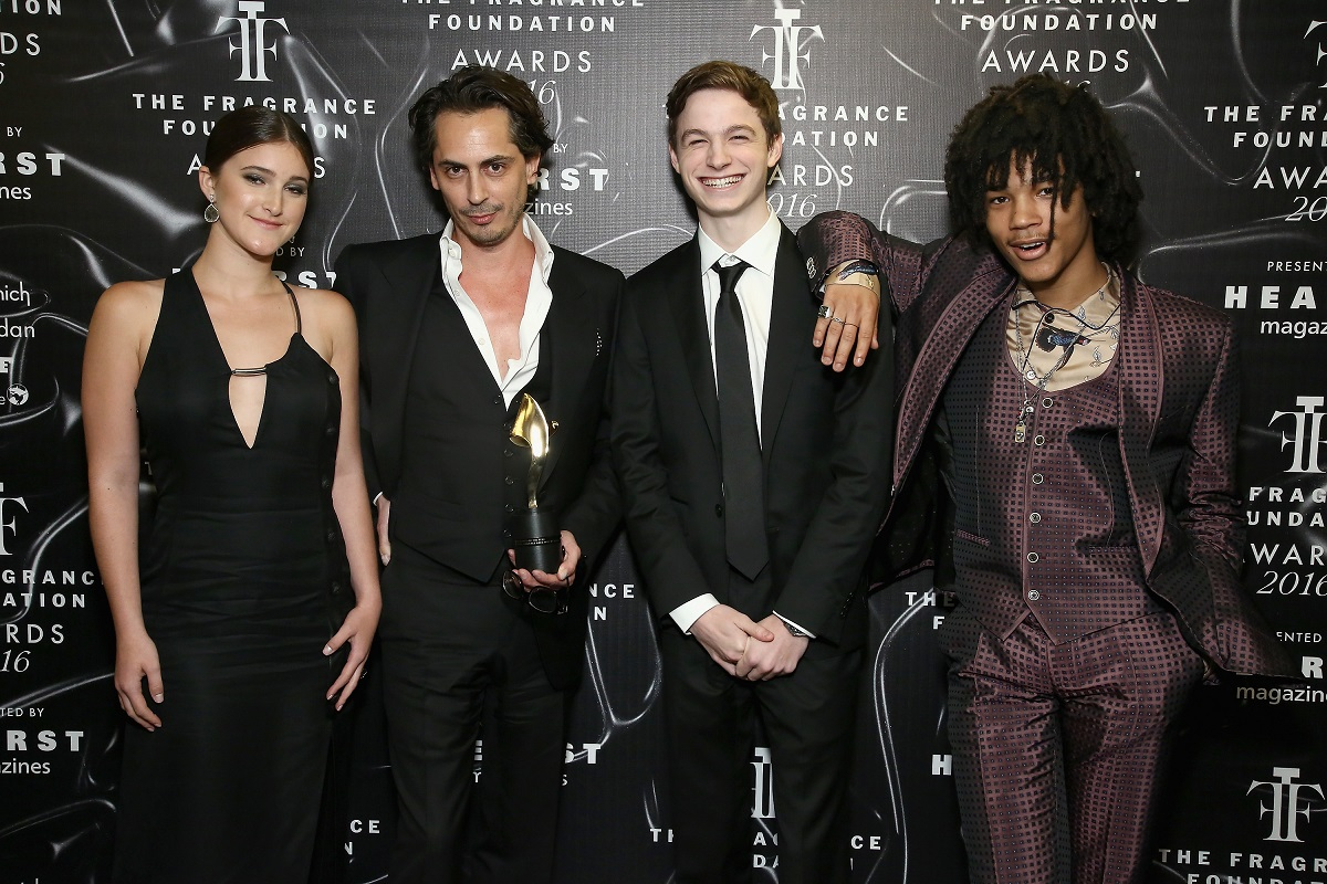 Kilian Hennessy (drugi z lewej) na gali Fragrance Foundation Awards w 2016 roku