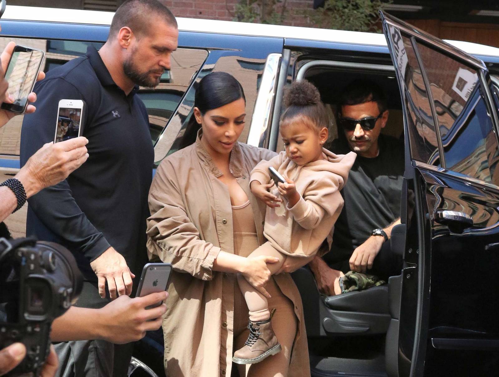 Kim Kardashian z córeczką (Fot. Getty images))