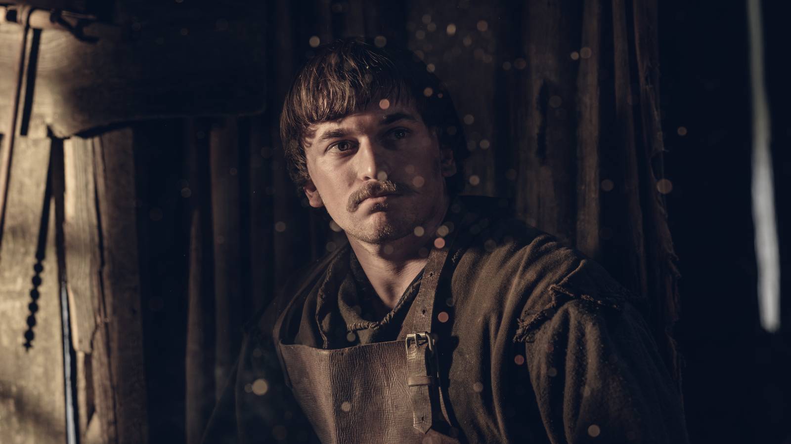 Kirył Pietruczuk jako pomocnik kowala Maciej w serialu „1670” (Fot. Robert Pałka/Netflix)