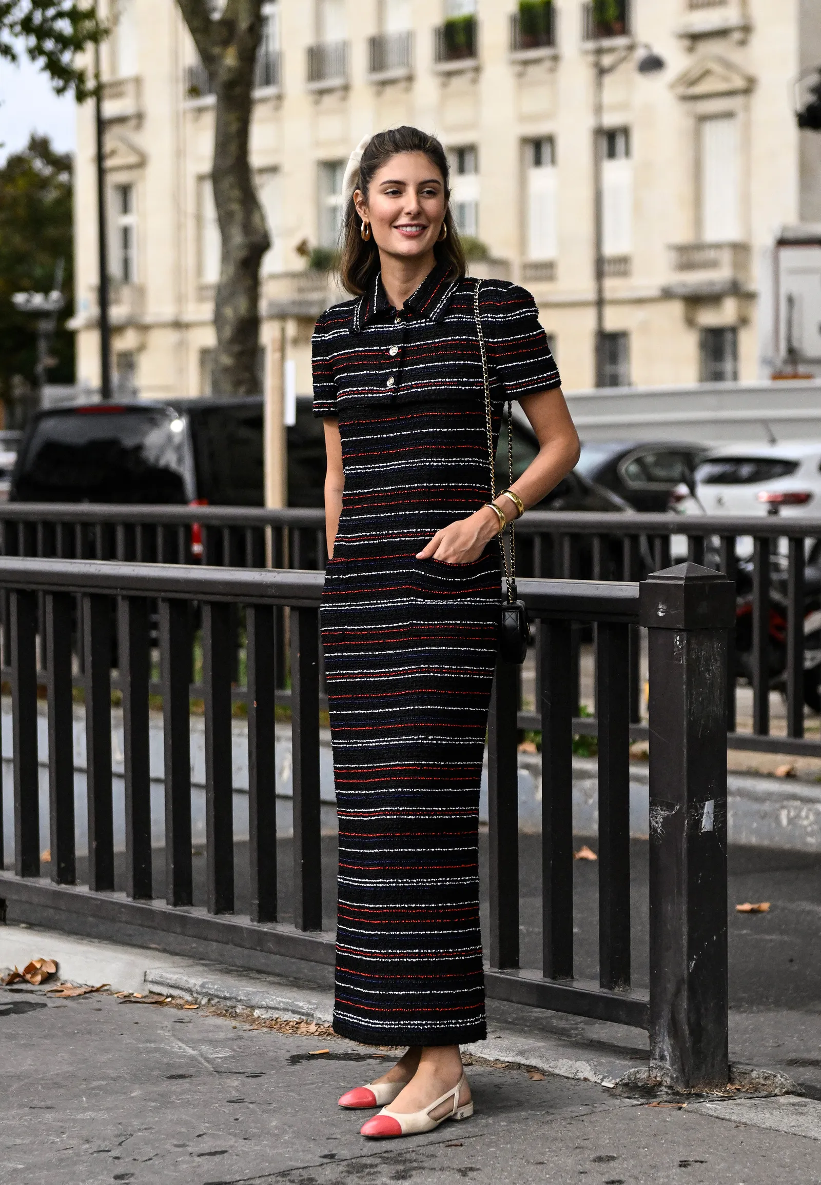 Buty z odkrytą piętą są doskonałą alternatywą dla eleganckich stylizacji z ciepłymi sukienkami./ Fot. Getty Images