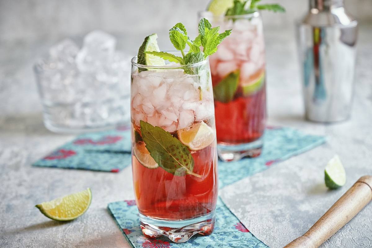 Drink na bazie kombuchy (fot. Getty Images)