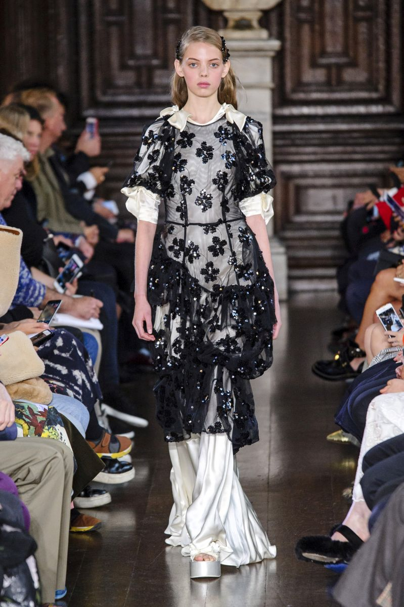 Simone Rocha wiosna-lato 2018 (Fot. IMaxTree)