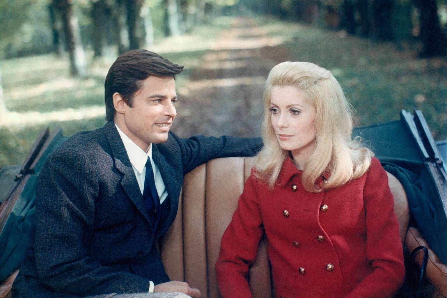 Catherine Deneuve w stroju Yvesa Saint Laurenta, „Piękność dnia”, 1967 r. (Fot. © Paris Film/Five Film/Kobal/REX/Shutterstock)