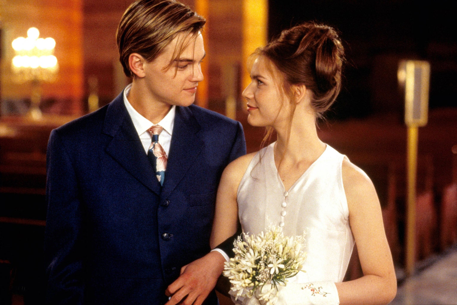 Leonardo DiCaprio w garniturze Prady, „Romeo i Julia”, 1996 r. (Fot. © Moviestore collection Ltd / Alamy Stock Photo)