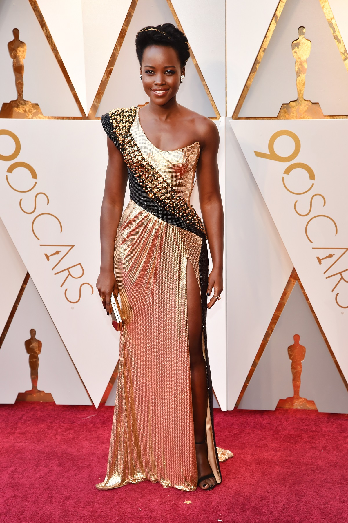 Lupita Nyongo w Atelier Versace (Fot. Kevin Mazur / Getty Images)