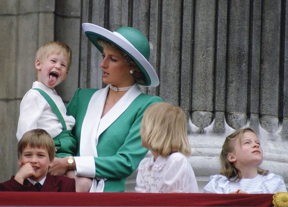 Z mamą, bratem i kuzynkami (Fot. Getty Images)