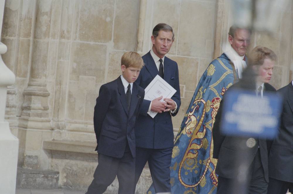 Na pogrzebie mamy z ojcem, księciem Karolem (Fot. Getty Images) 
