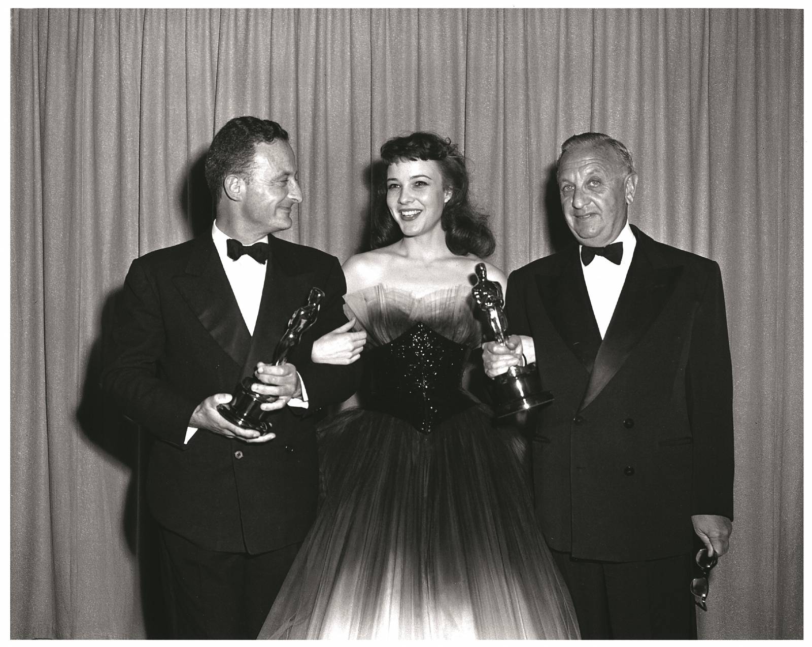 Fred Zinnemann, Janice Rule i Sol Lesser na gali wręczenia Oscarów, 1951 (Fot. abcdvdvideo.com, mat. prasowe)