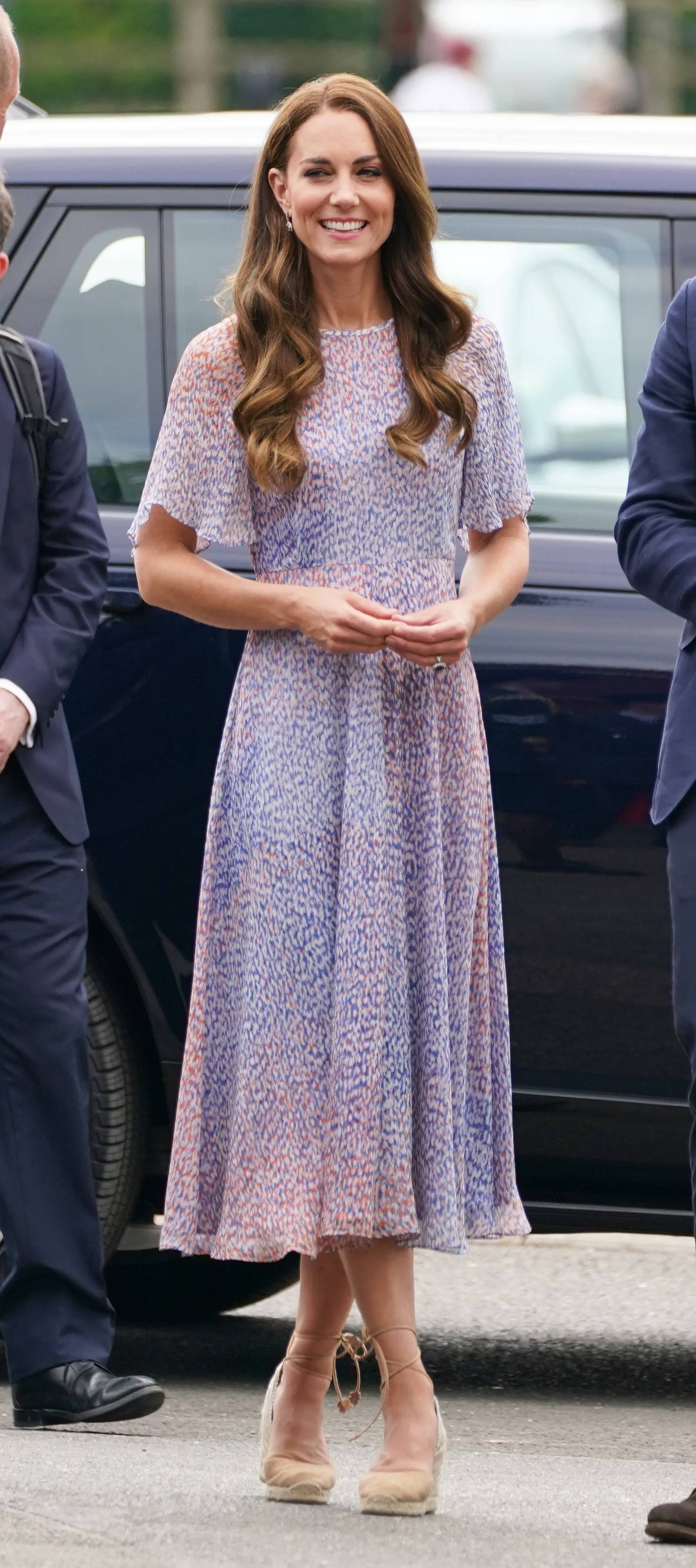 Kate pojawiła się na wyścigach konnych w Cambridgeshire w czerwcu 2022 roku w swoich ulubionych letnich butach. (For. Getty Images)