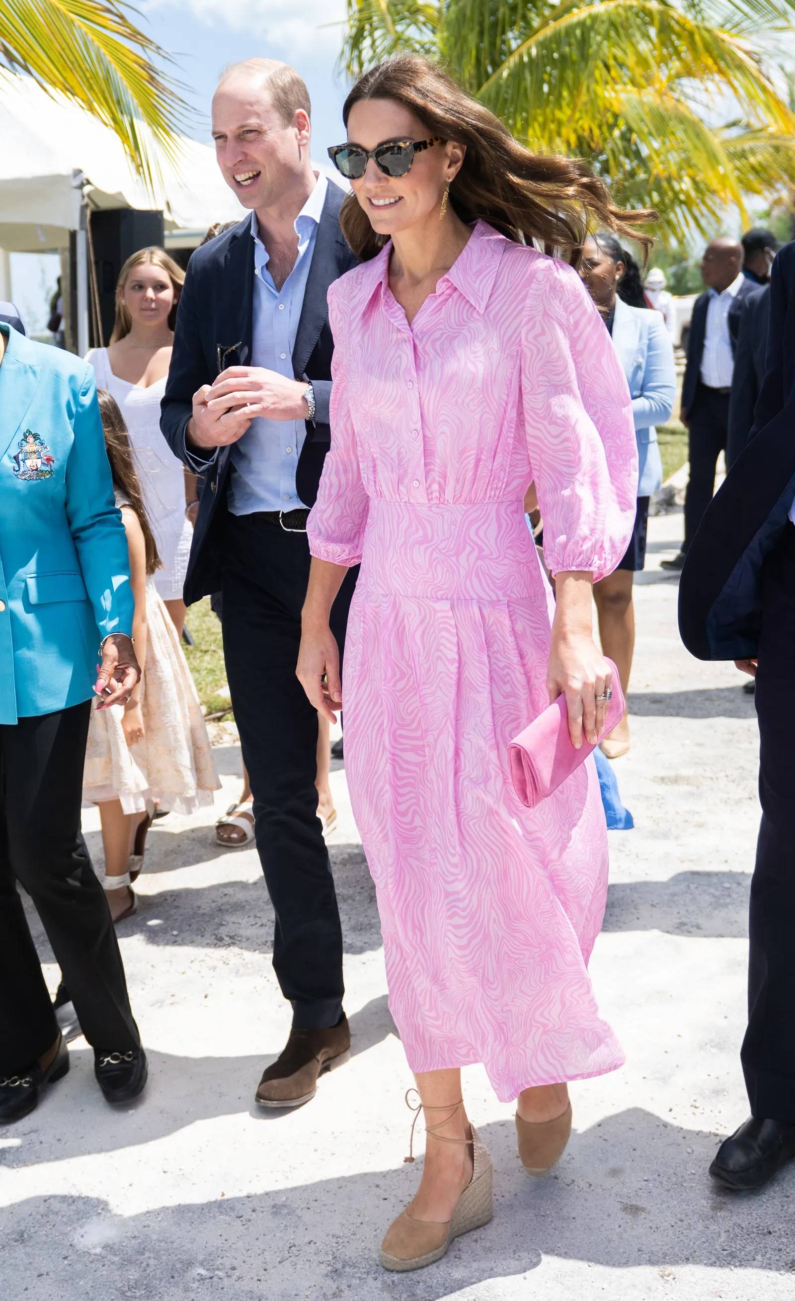 Podczas królewskiej wizyty na Bahamach w marcu 2022 roku Kate połączyła swoje sprawdzone espadryle z koszulową sukienką Rixo. (Fo. Getty Images)