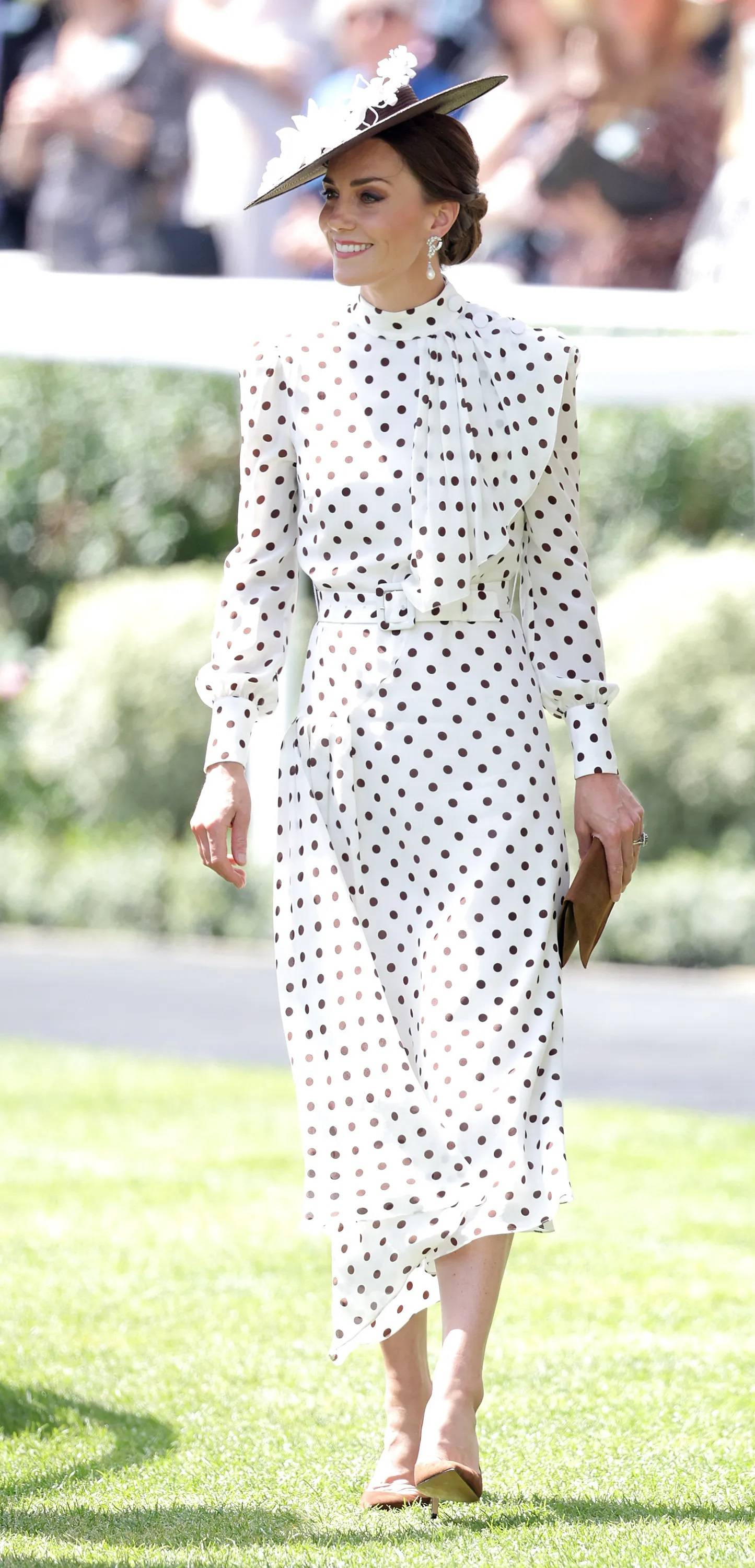 Kate wybrała brązowe kropki Alessandry Rich na wyścigi konne w Royal Ascot w czerwcu 2022 roku. (Fot. Getty Images)