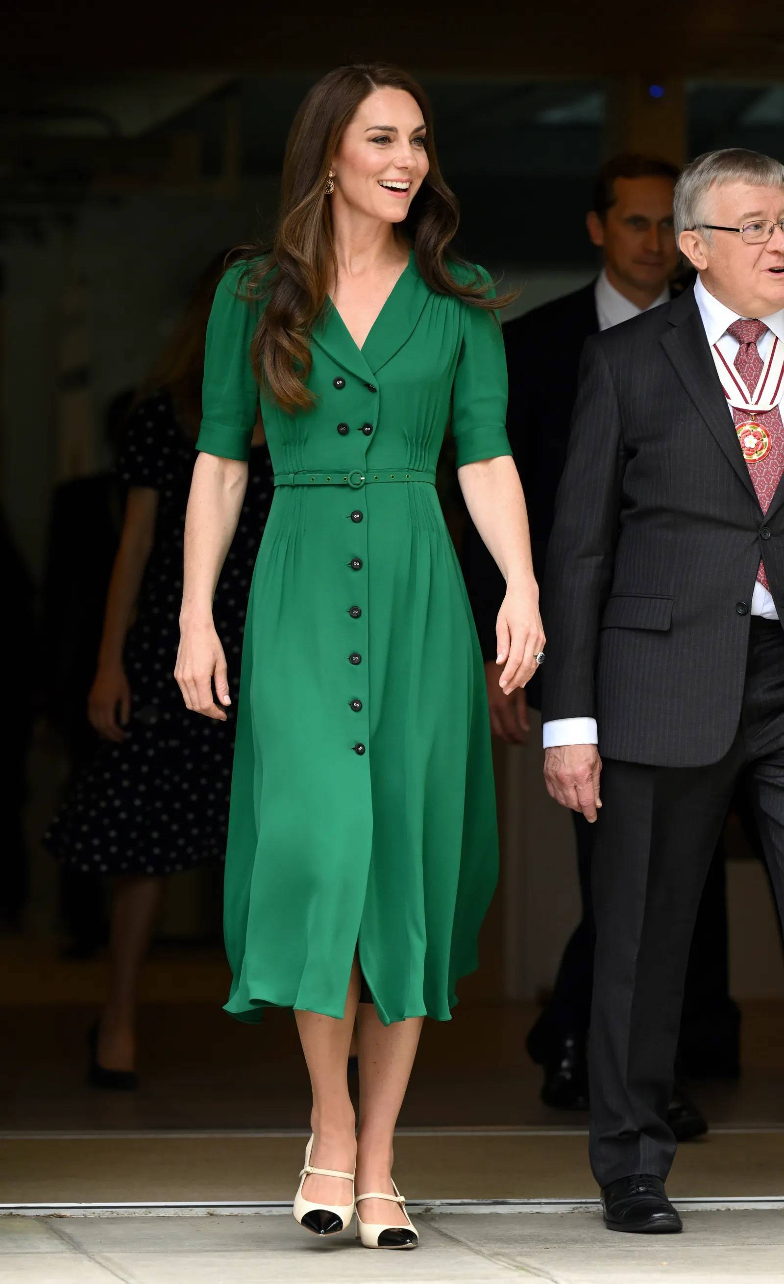 Księżna Walii odwiedza fundację Anny Freud w centrum Londynu, ubrana w ulubioną taliowaną sukienkę marki Suzannah (Fot. Getty Images)