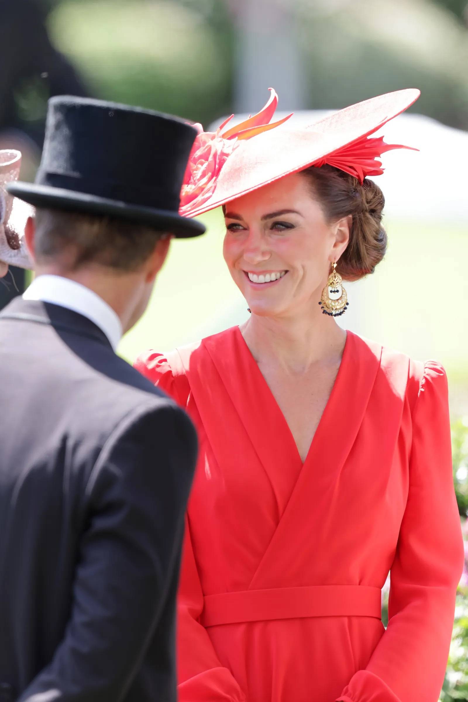 W Ascot w czerwcu 2023 roku Kate miała na sobie czerwoną sukienkę od Alexandra McQueena, a w uszach duże kolczyki Sézane. (Fot. Getty Images)